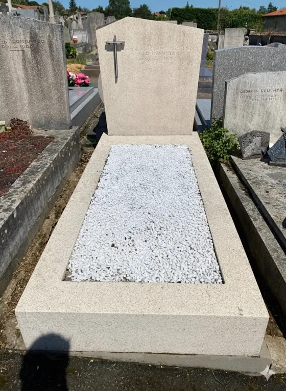 La même tombe après le passage d’Éternelis : pierre nettoyée et gravillons blancs