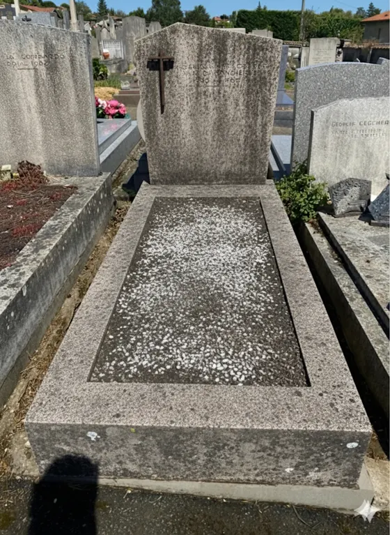 Tombe avant l’intervention d’Éternelis : stèle et bordure encrassées, gravillons ternis
